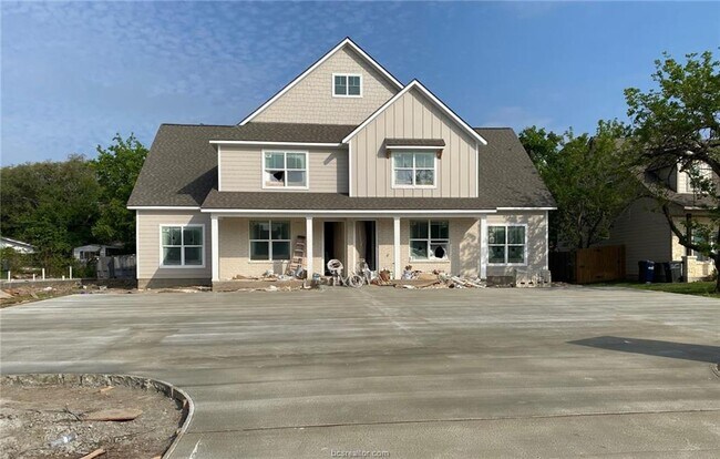 Building Photo - 611 Dominik Dr