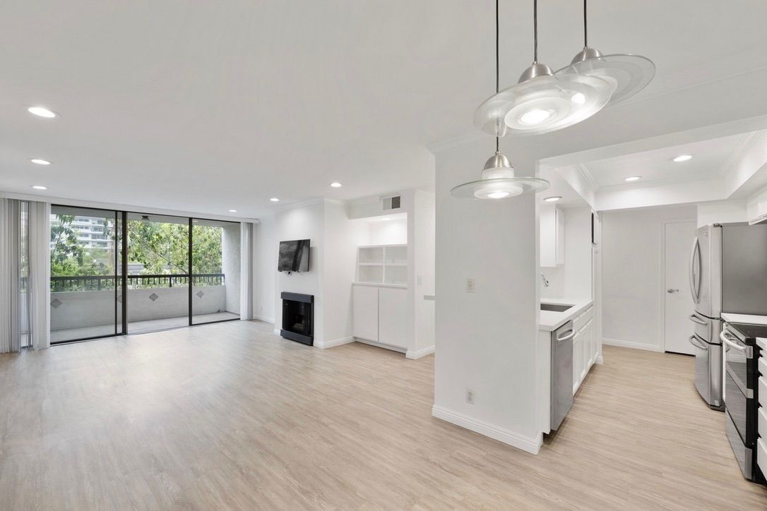 Primary Photo - 906 N Doheny Dr