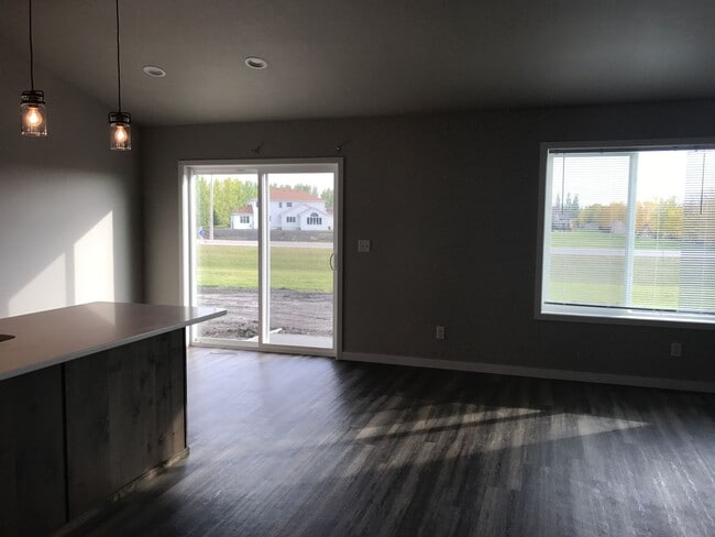 Building Photo - Single family 5 bedroom home