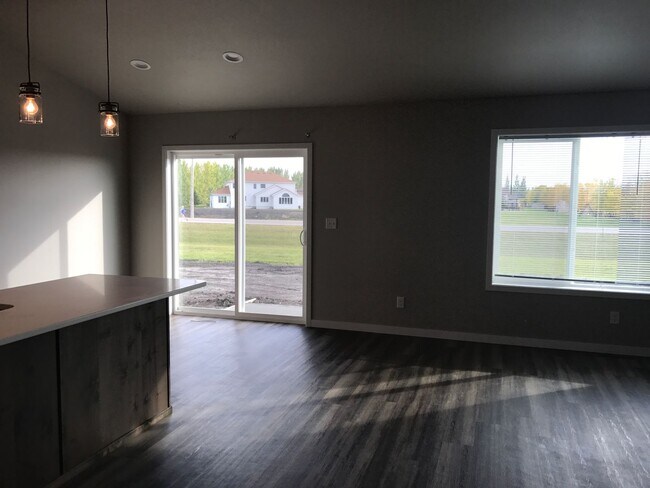 Foto del edificio - Single family 5 bedroom home