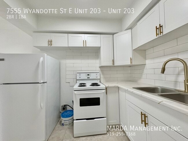 Building Photo - BEAUTIFULLY RENOVATED 2-BEDROOM/1-BATH APA...