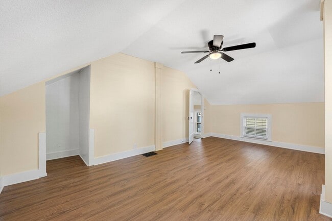 Building Photo - One bedroom available for a move in right ...