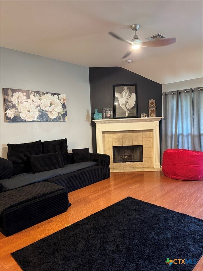 Foto del edificio - 5704 Meadow Wood Dr