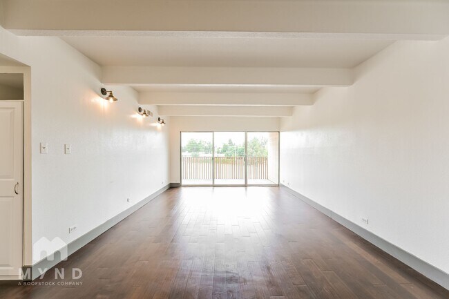 Foto del edificio - 8060 E Girard Ave