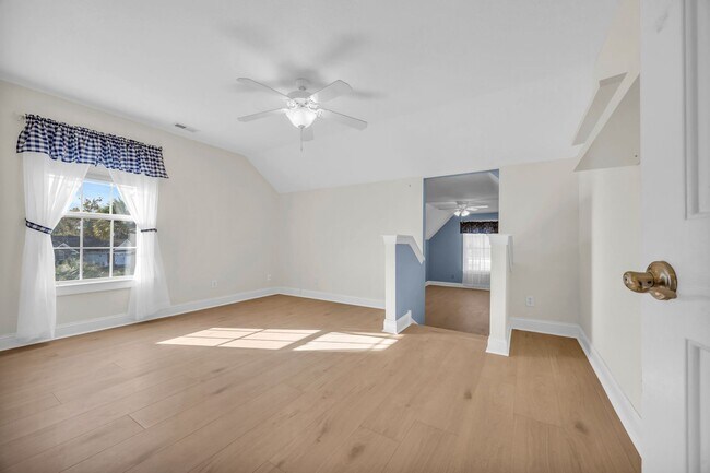 Foto del edificio - 631 Cottage Oaks Cir