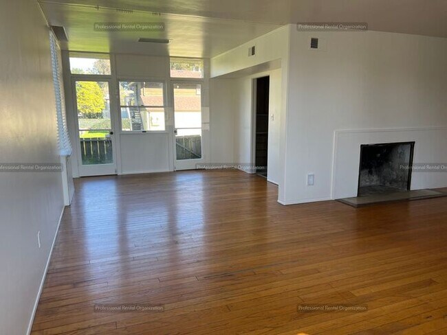 Foto del edificio - Large Historical Mare Island Duplex Unit