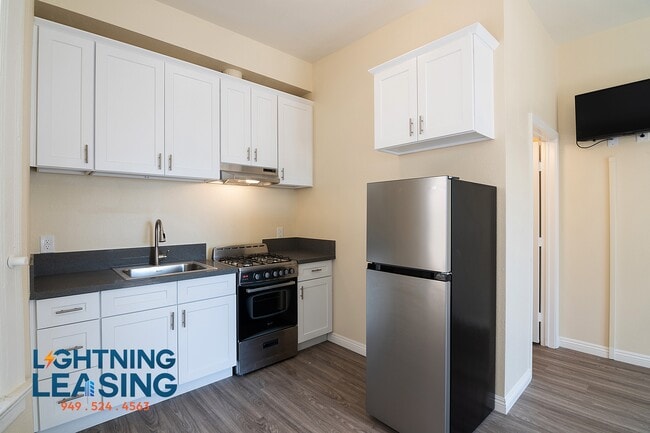 Building Photo - 1015 S Burlington Ave