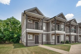 Building Photo - 917 Homewood Dr