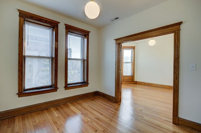 Building Photo - 848 W Waveland Ave