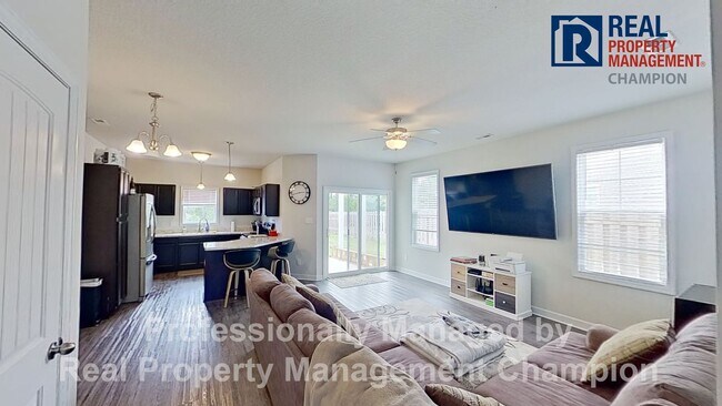 Foto del edificio - Fabulous Townhome with Open Floorplan
