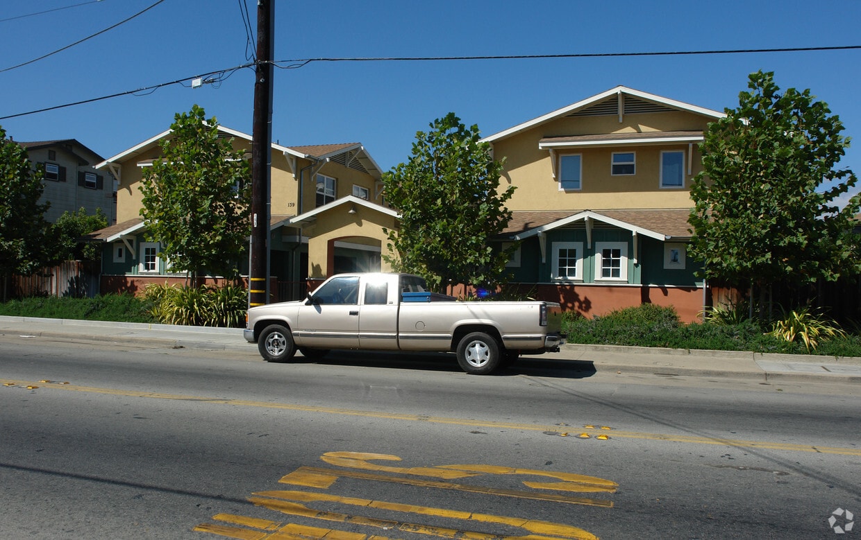 Primary Photo - 139-141 Riverside Dr