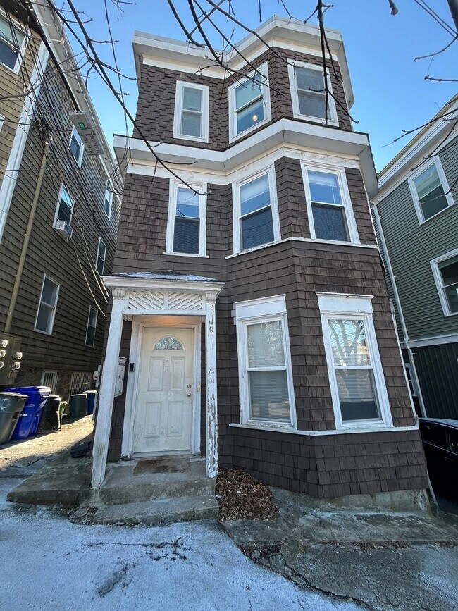 Building Photo - Great 5 bed Close to Northeastern