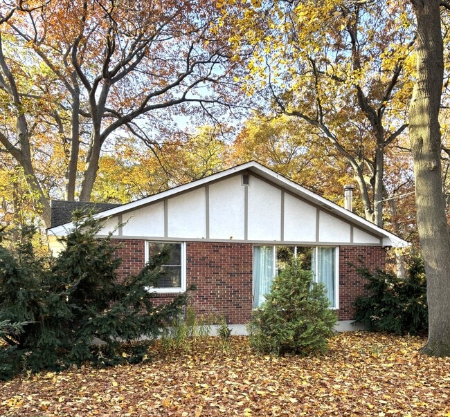 Building Photo - 1931 Lakeshore Rd