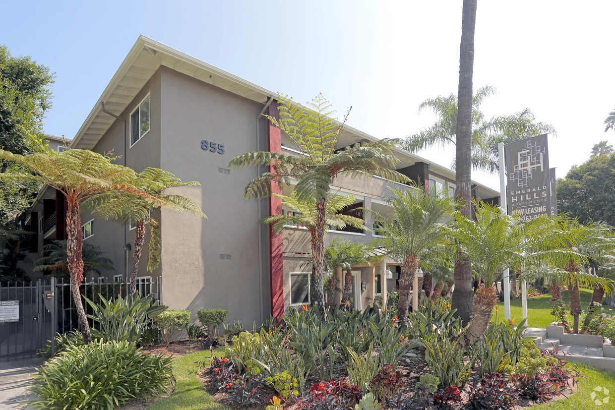 Emerald Hills Hollywood Pet Clinic Emerald Hills 855-877 W El - Main Image