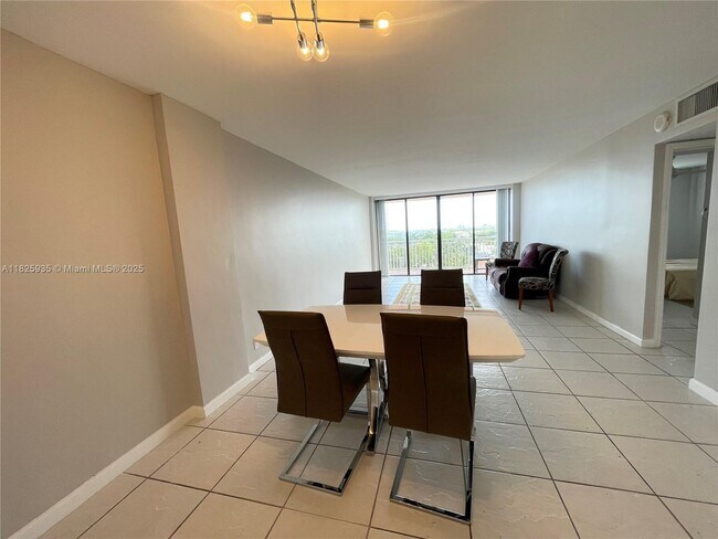 Foto del edificio - 2450 NE 135th St