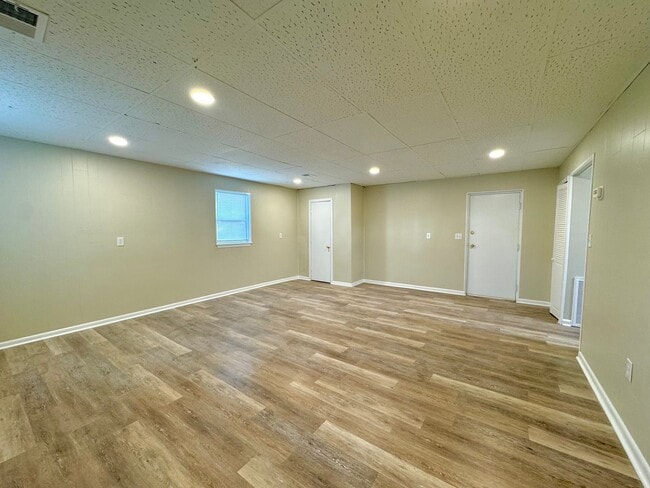 Building Photo - Updated 1-brm home - huge living room, brand new flooring, washer/dryer, new kitchen, new bathroo...