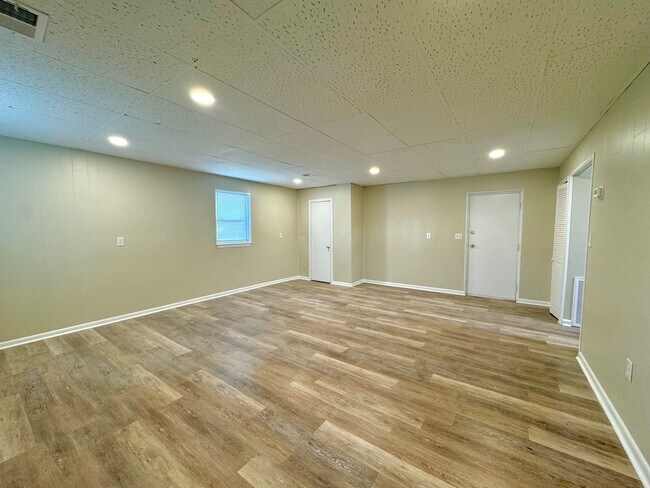 Foto del edificio - Updated 1-brm home - huge living room, brand new flooring, washer/dryer, new kitchen, new bathroo...