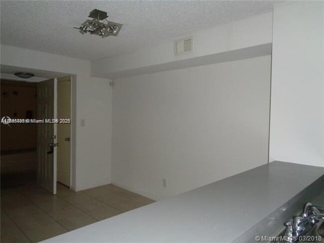 Building Photo - 650 S Park Rd