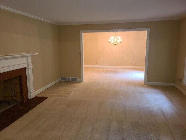 Building Photo - 5621 Oak Forest Dr