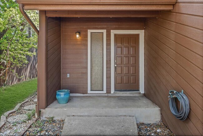 Foto del edificio - 8113 Baywood Dr