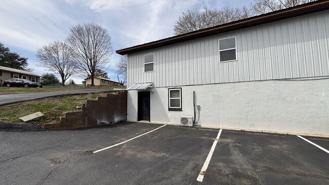 Building Photo - 147 Mary Lee Dr