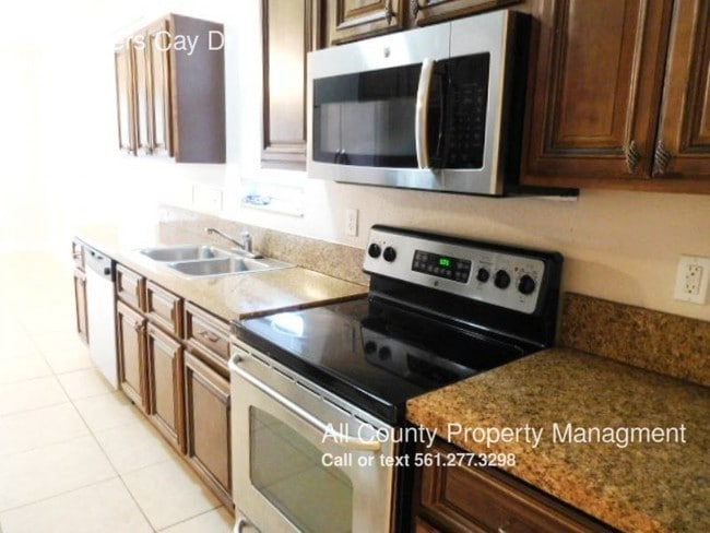 Building Photo - 900 Pipers Cay Dr