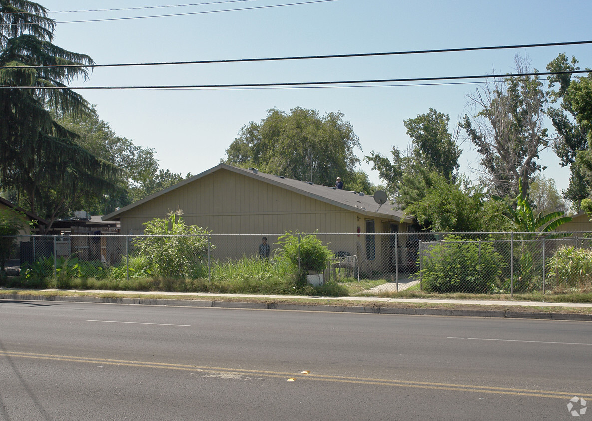 Building Photo - 5222 E Tulare Ave