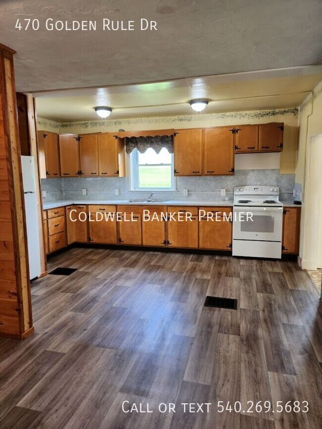 Building Photo - Charming 2-Bedroom 1-Bath Farmhouse in New...
