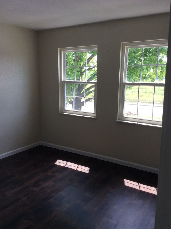 Building Photo - BEAUTIFUL REMODELED APARTMENT