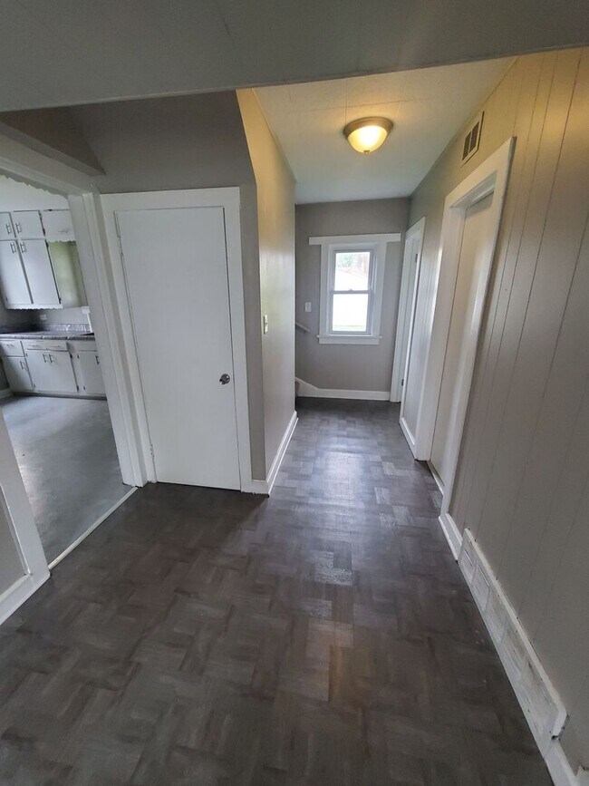 Building Photo - 3 Bedroom Single Family