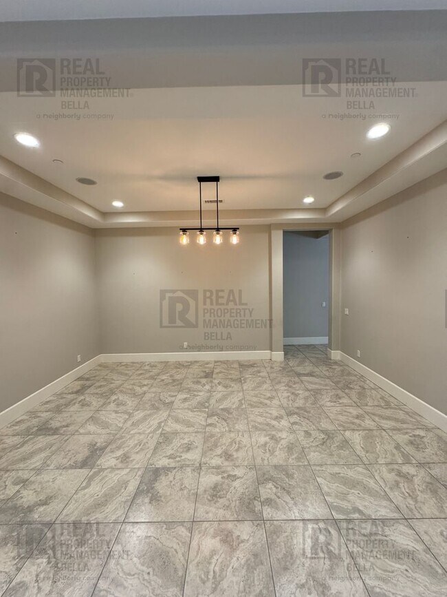 Foto del edificio - Beautiful Winchester Home with Open Floor Plan, Office & Solar