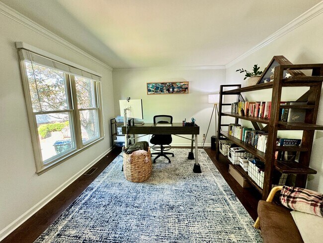 Foto del edificio - 4 Bedrooms with Finished Basement and Bonus Room!