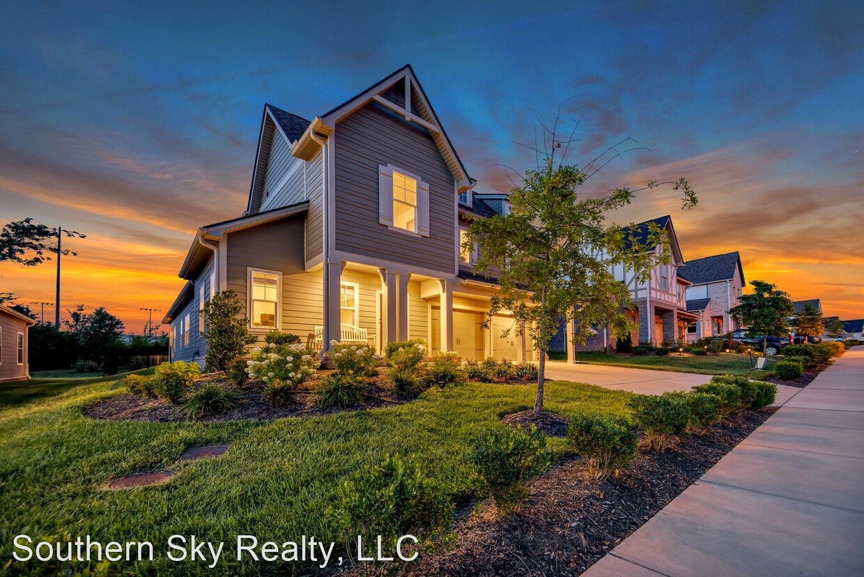 Primary Photo - 4 br, 2.5 bath House - 637 Sire Ave.