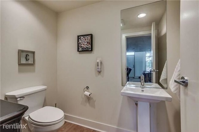 Foto del edificio - 1 br, 1 bath  - 301 NE 4th St Apt 1