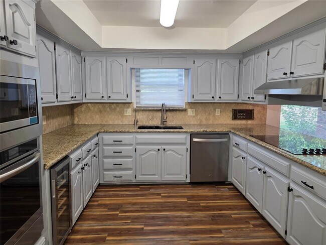 Building Photo - 8100 N Bridgeport Ln