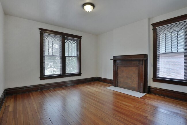 Foto del edificio - Great CENTRAL Location 5 Bedroom House - V...