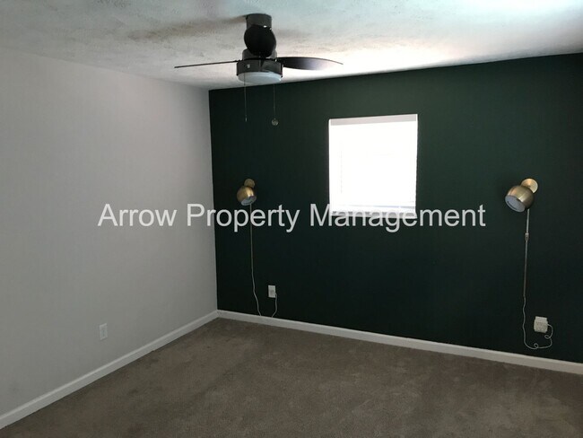 Building Photo - Recently renovated 3br 2ba home close to d...