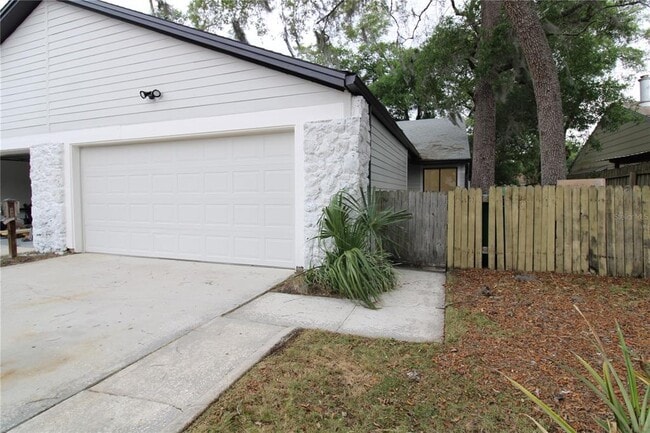 Building Photo - 911 Robinhood Ct