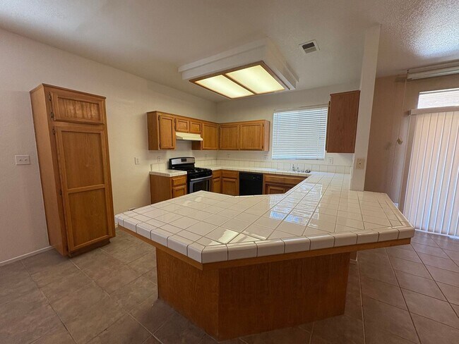 Foto del edificio - Spacious 3 Bedroom, 2 Bath Tevis Ranch Home with Fireplace, Covered Patio & 2-Car Garage
