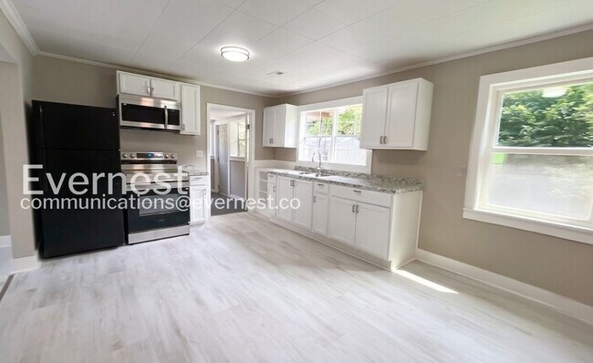 Foto del edificio - 3 Bed/1 Bath Home with Off-Street Parking / Available Now!