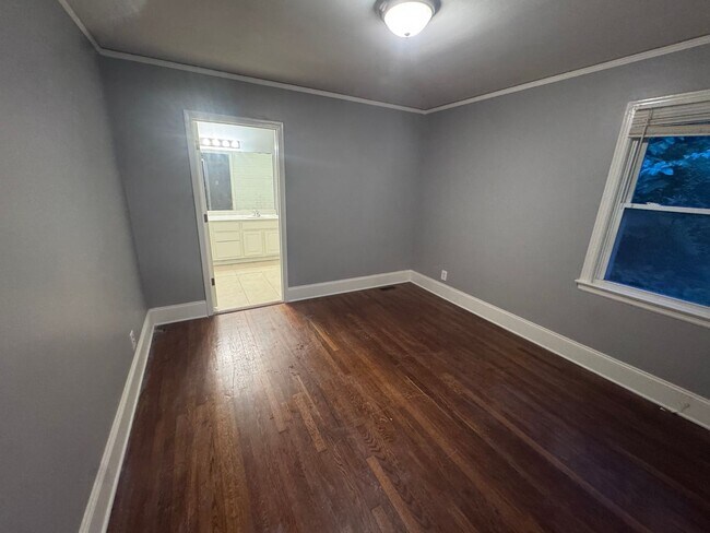 Foto del edificio - Charming Home, open  floor plan close to C...