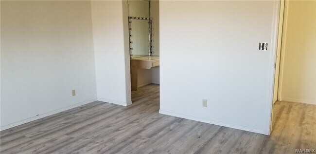 Foto del edificio - 2022 Merrill Ln