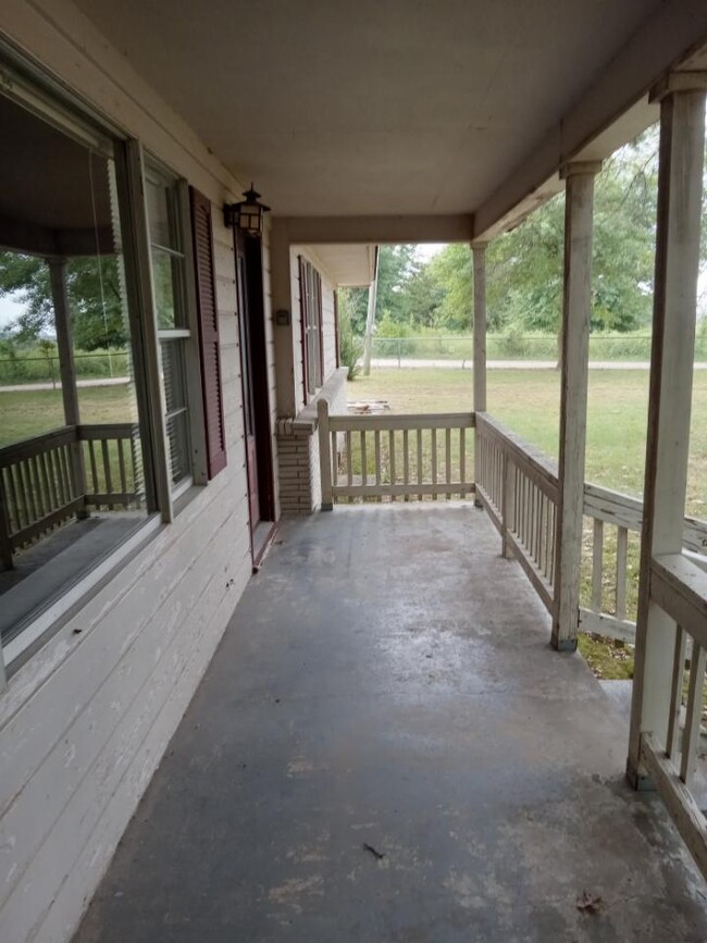 Front Porch - 3055 N Hico St