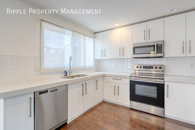 Photo du bâtiment - Modern 3 Beds, 2.5 Baths TownHouse | Avail...