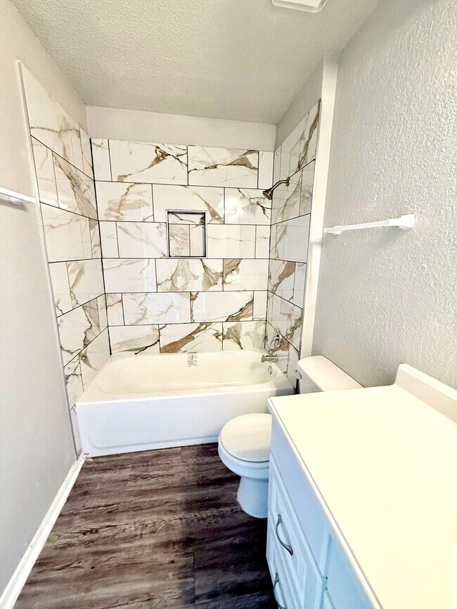 Building Photo - 2BD 2BA Duplex in NW OKC!!