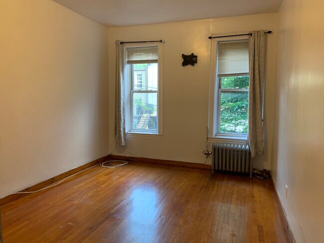 Master bedroom - 2114A Fulton St