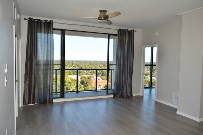 11th Floor View of Tampa Bay & St Pete w/ Private Balcony - 226 5th Ave N