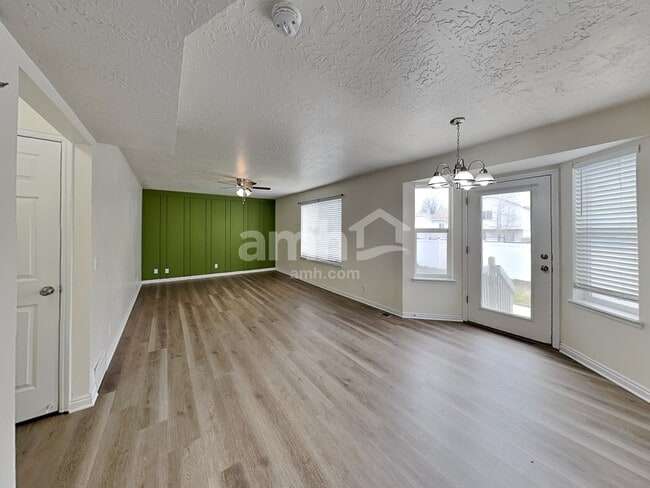 Building Photo - 817 Country Club Dr