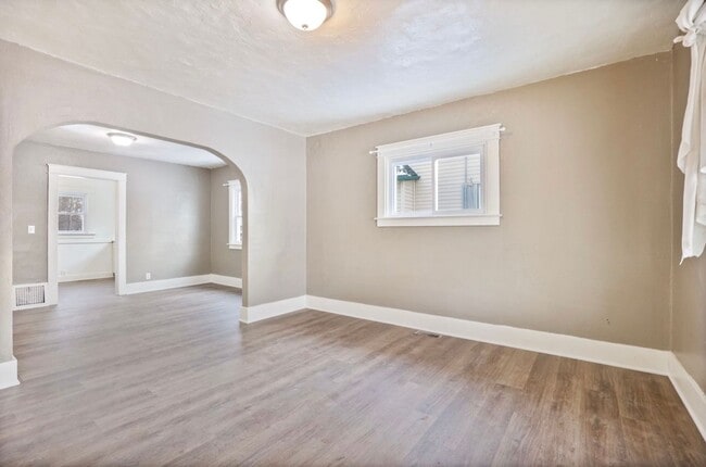 Building Photo - For Rent – Updated 2 Bedroom, 1 Bath Home