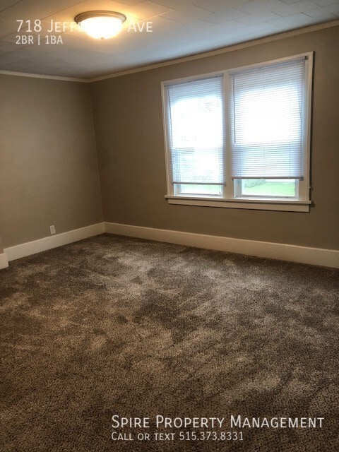 Building Photo - Tons of room to move around in this huge d...